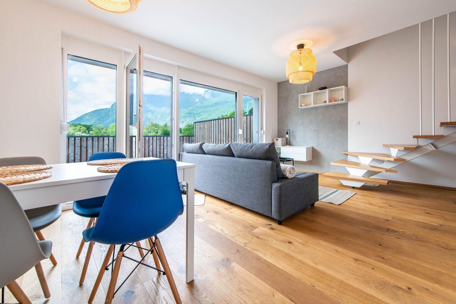 Jídelní kout a schody